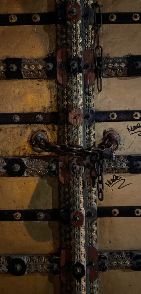 Chain Graffiti Chain graffiti • The Showbear Family Circus