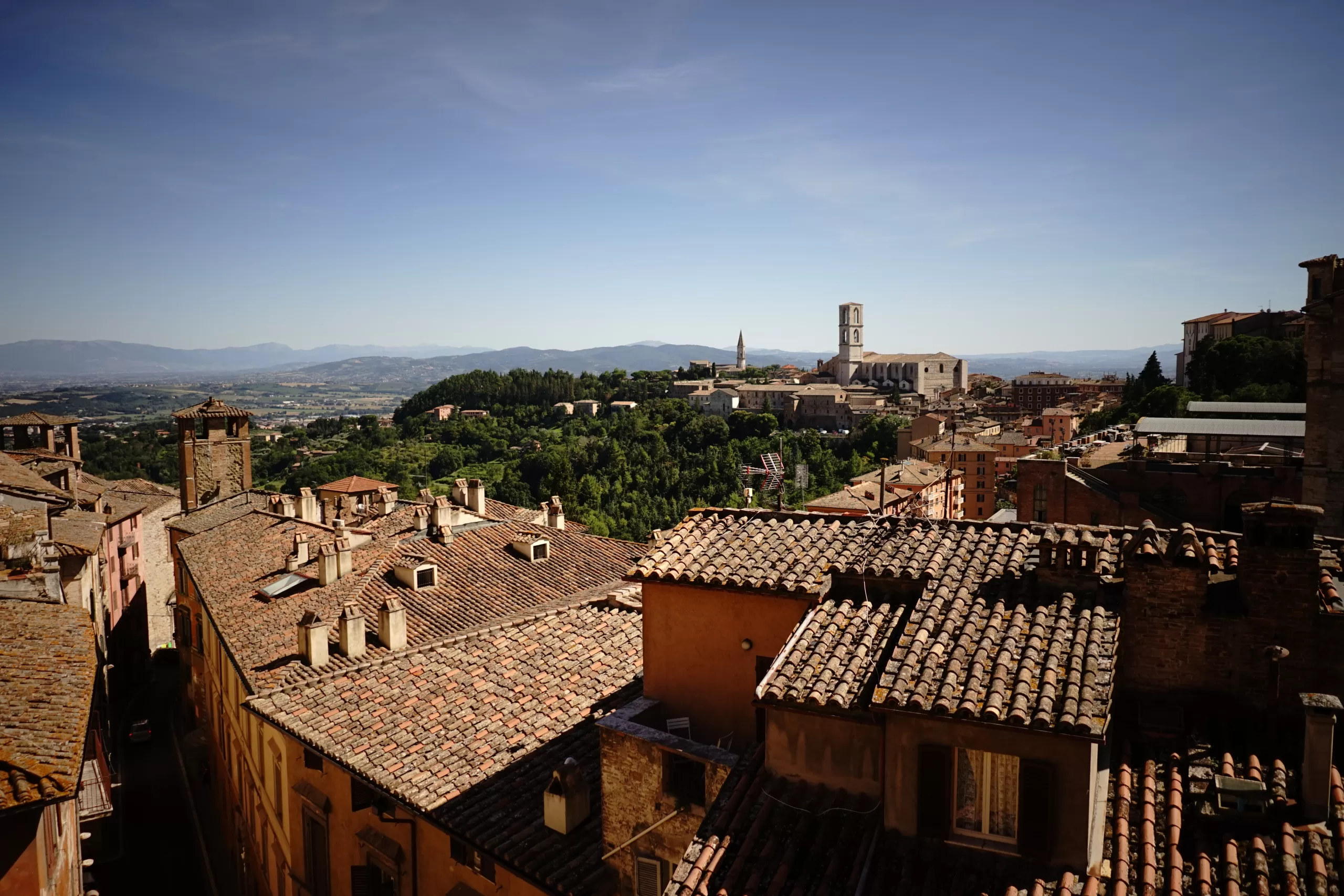 pictures of slate roofs in Perugia to illustrate the poem Perugia under different suns from the Greenwood poet